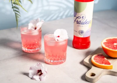 Rhabarber Fräulein: Fruchtiger Gin-Cocktail mit Rhabarber und Tonic